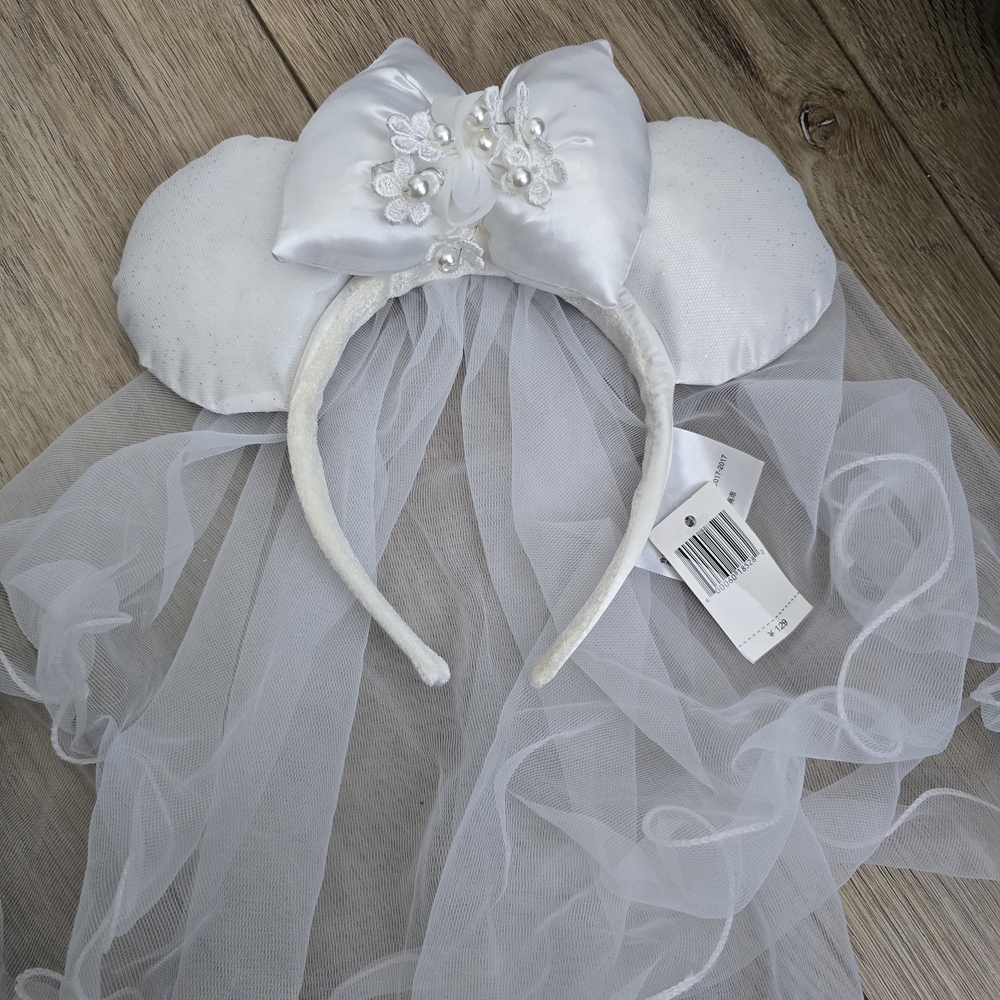 Elegant White Floral Headband with Veil
